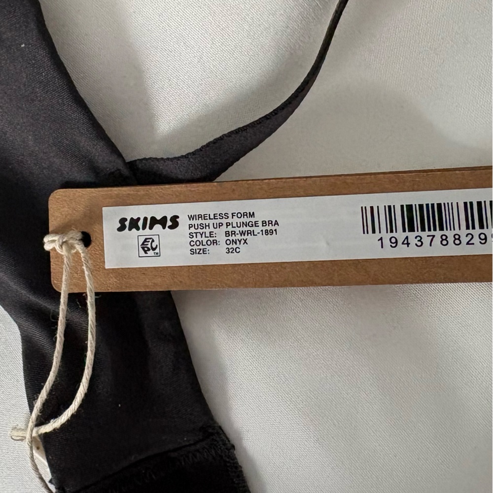 NWT SKIMS Wireless Form Push Up Plunge Bra 32C Onyx color - Picture 4 of 5